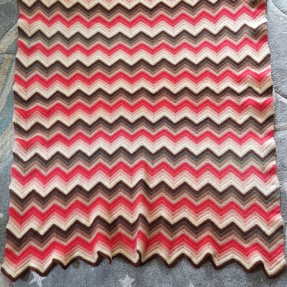Beautiful retro/ vintage hand-made wool knit chevron pattern afghan ❤️‍🔥 - Picture 4 of 7